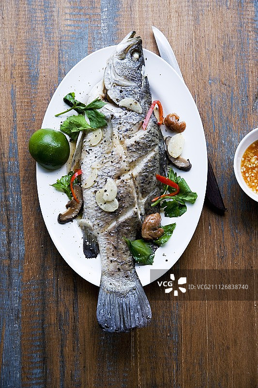 泰式蒸鲈鱼配腌梅图片素材