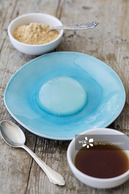 蓝色盘子里的水信玄饼（日式雨滴蛋糕）图片素材