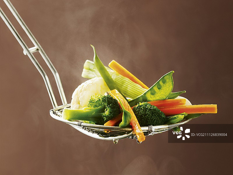 沥水勺中的熟蔬菜图片素材