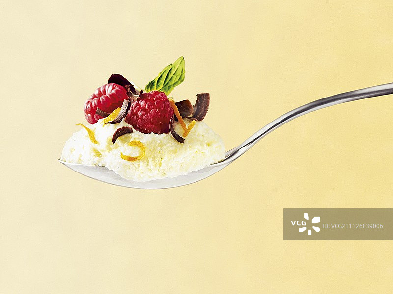 覆盆子白巧克力慕斯图片素材