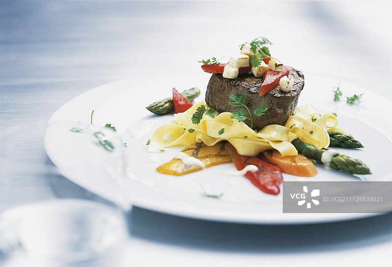 牛里脊肉排配意大利面、芦笋和胡椒图片素材