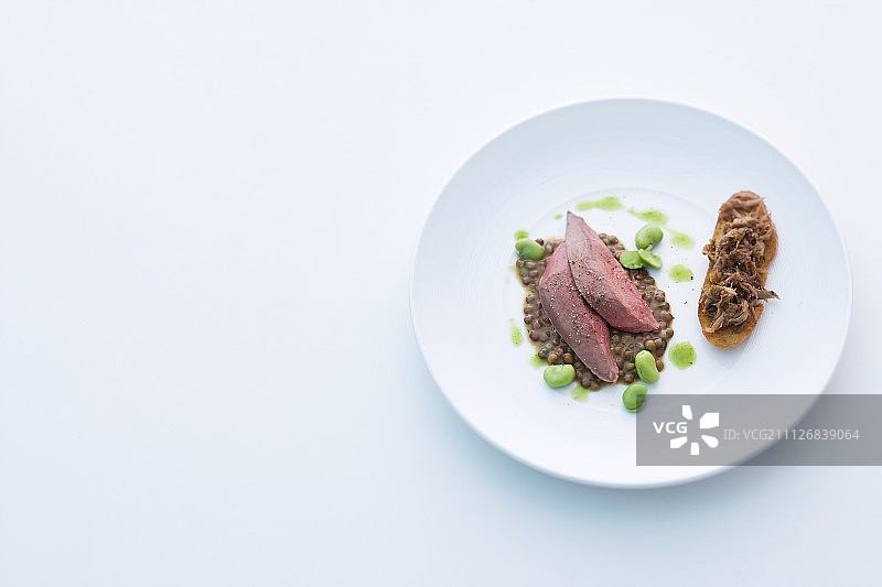 扁豆蚕豆上的鸽子图片素材