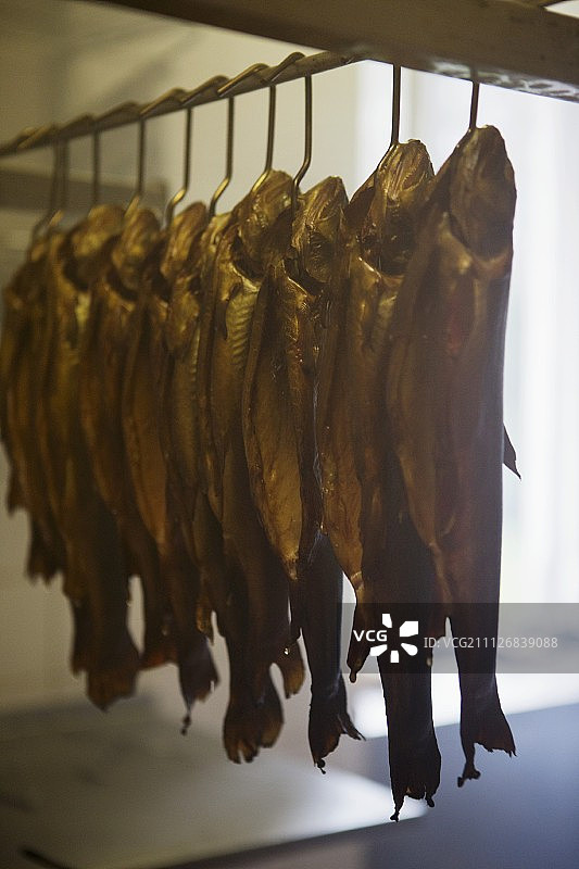 挂在钩子上的新鲜熏鱼图片素材