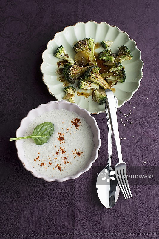 香茅汤和西兰花配芝麻和姜图片素材