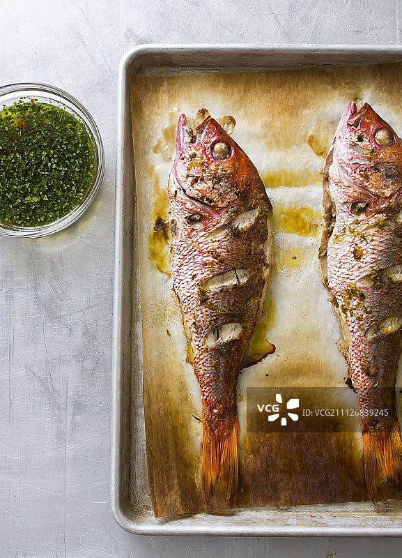 烤盘上的两条烤红鲷鱼图片素材