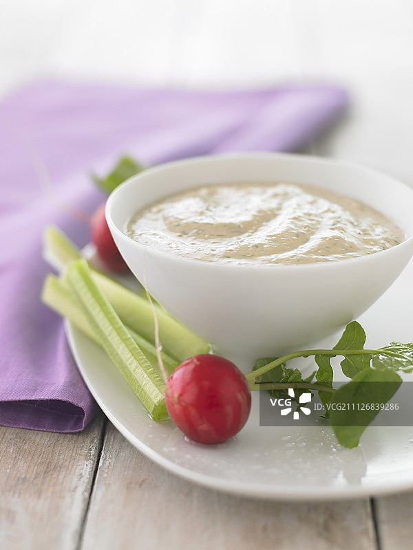 豆腐莳萝酱配萝卜和芹菜图片素材