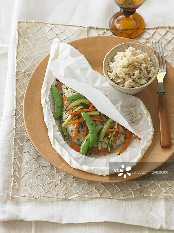 牛皮纸蔬菜蒸鲶鱼图片素材