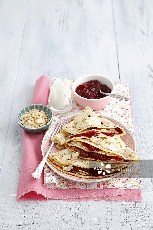 樱桃酱酸奶杏仁薄煎饼图片素材