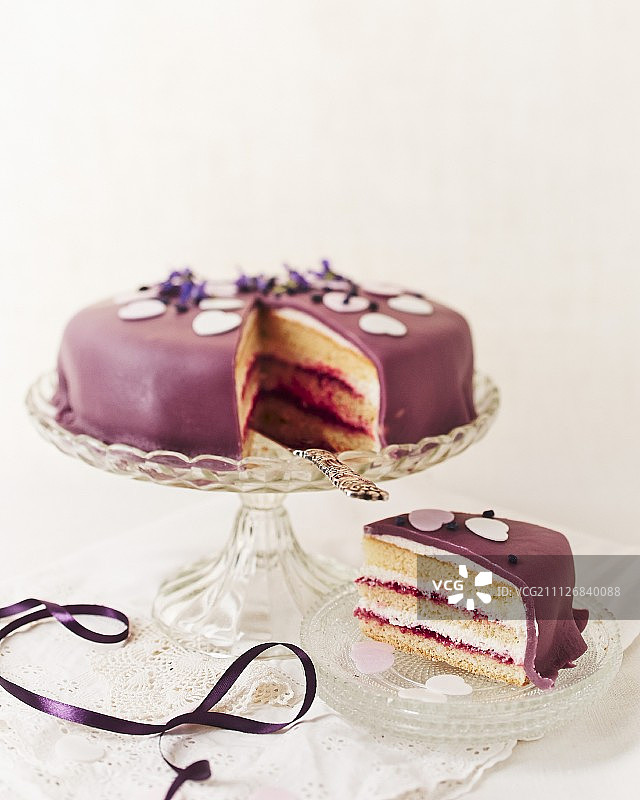紫色杏仁蛋白糖霜覆盆子蛋糕图片素材