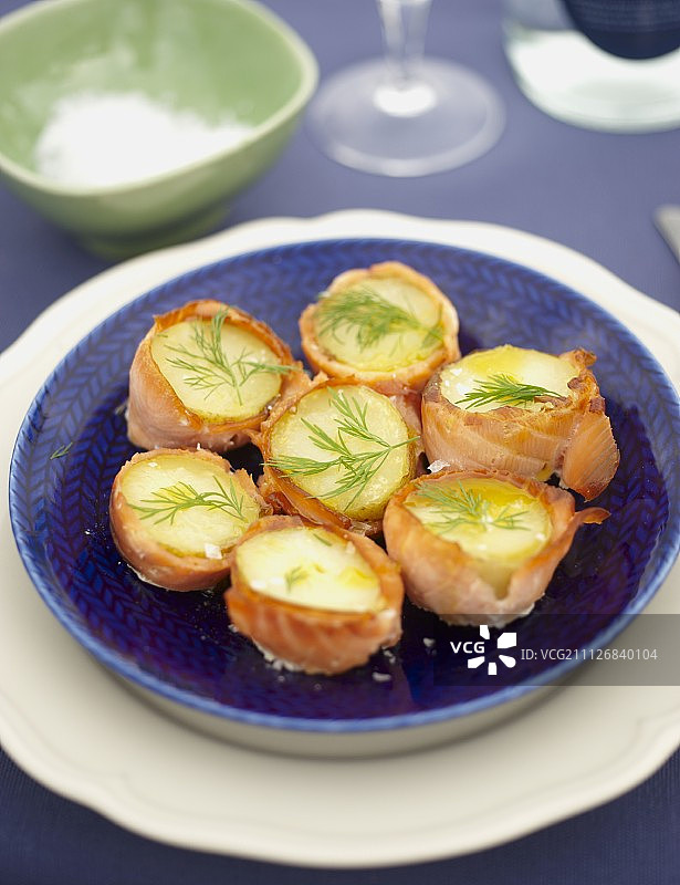 三文鱼卷烤土豆配莳萝，适合海滩野餐图片素材