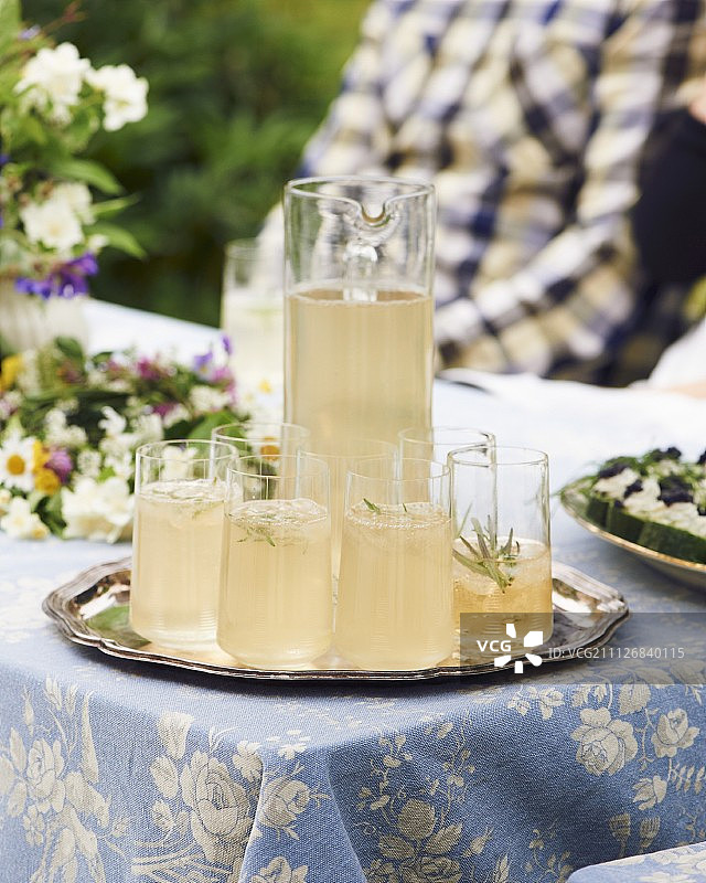 仲夏节的迷迭香饮品托盘图片素材