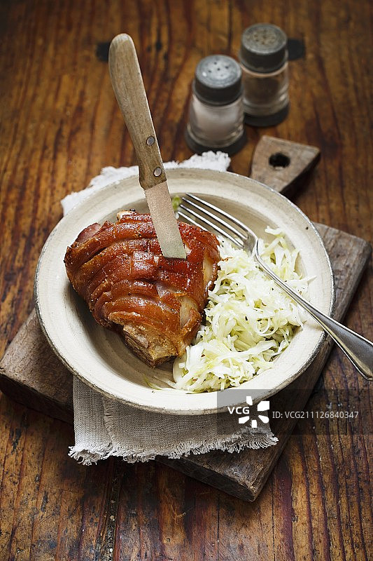 搭配凉拌卷心菜的猪肘图片素材