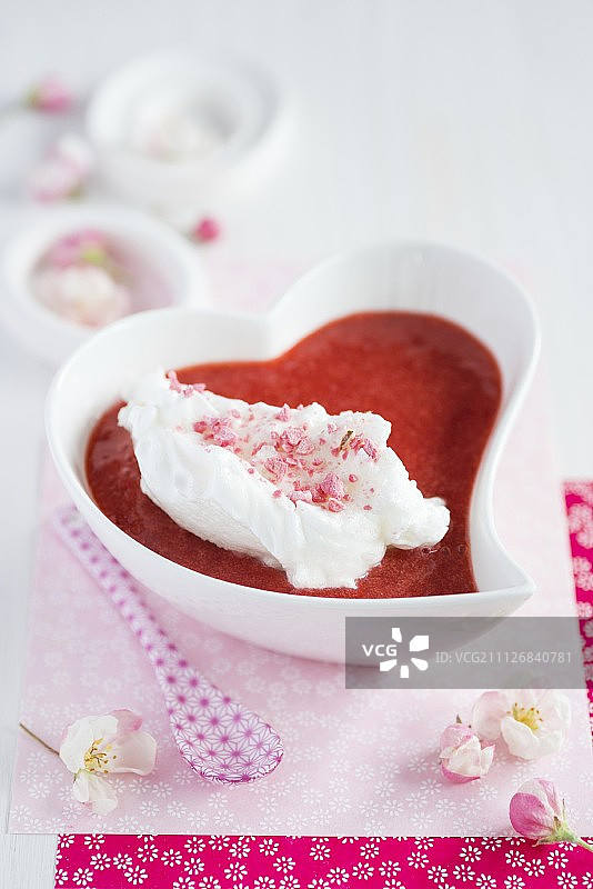 漂浮的草莓酱岛屿图片素材