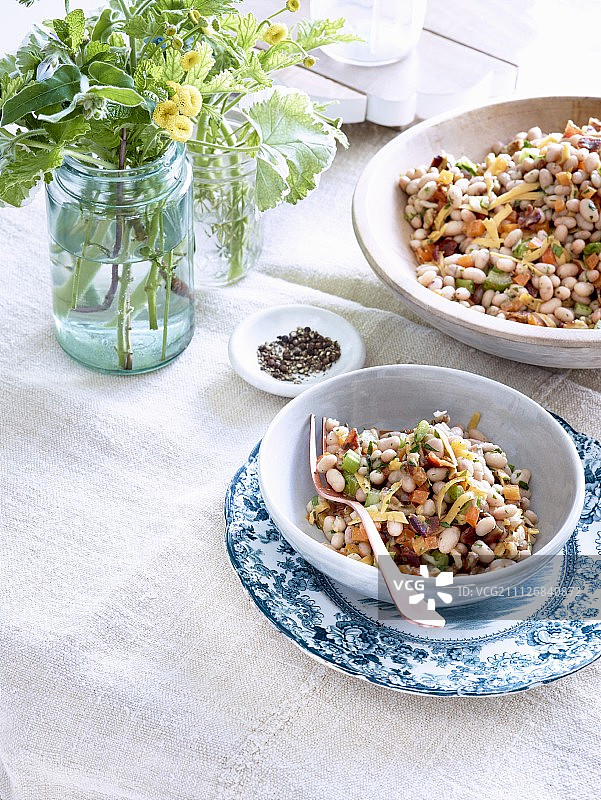 白芸豆沙拉配切达奶酪、培根和核桃图片素材