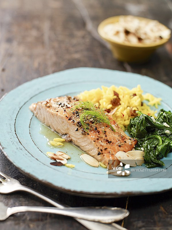 藏红花米饭菠菜配釉面三文鱼图片素材