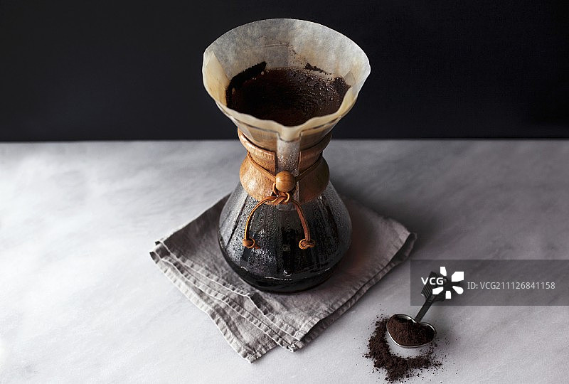 使用Chemex咖啡壶制作过滤咖啡图片素材