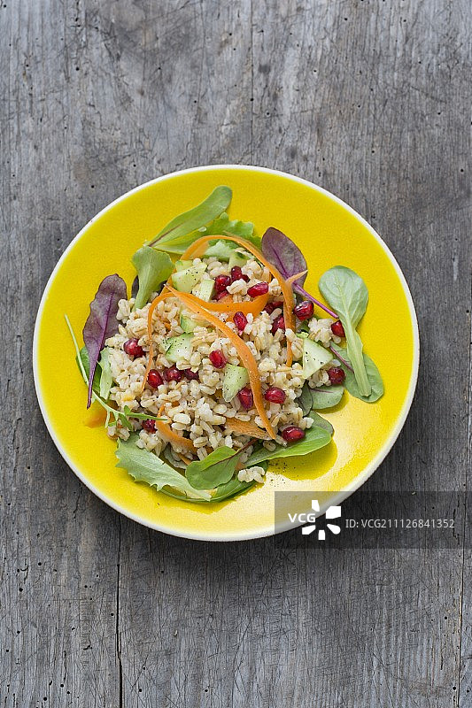 石榴籽蔬菜珍珠大麦沙拉图片素材