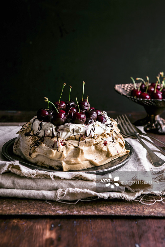 黑森林风味奶油蛋白甜饼图片素材