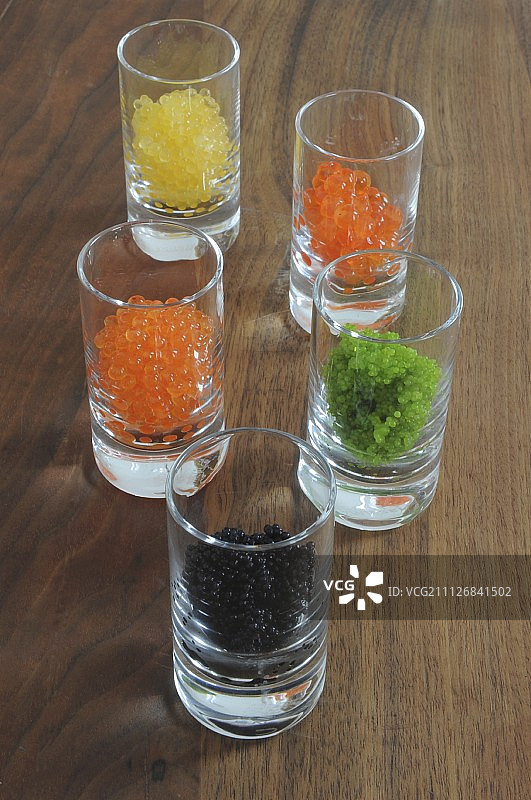 罐装各式鱼子酱图片素材