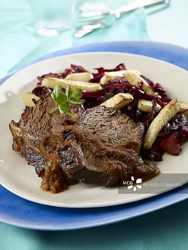 德式酸汁烩牛肉配红卷心菜和烤芹菜图片素材