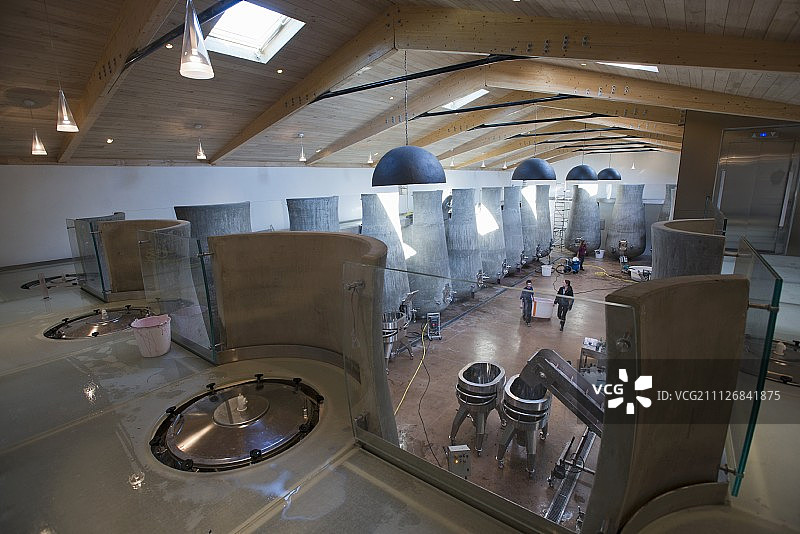酿酒地窖中的现代混凝土罐（法国博勒加德）图片素材