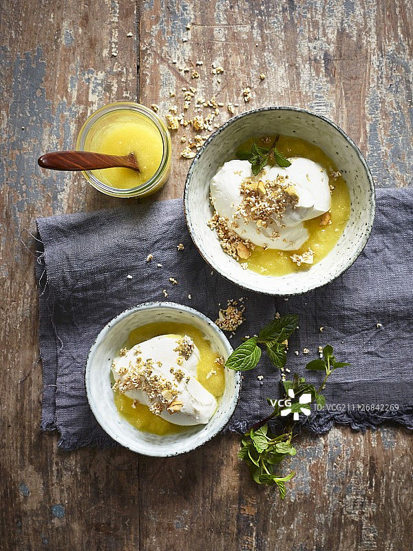 酸奶饺子配苋菜和腰果脆图片素材