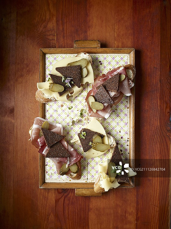 黑麦面包片配生火腿、奶酪和酸黄瓜图片素材