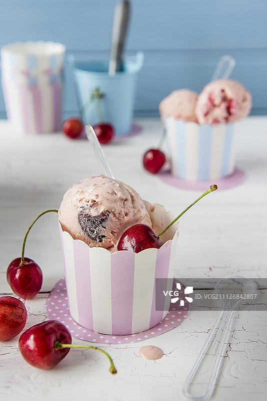 纸杯中的樱桃冰淇淋图片素材