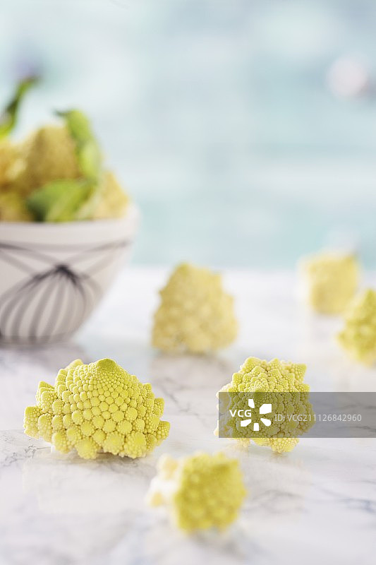 大理石台面上的宝塔花菜图片素材