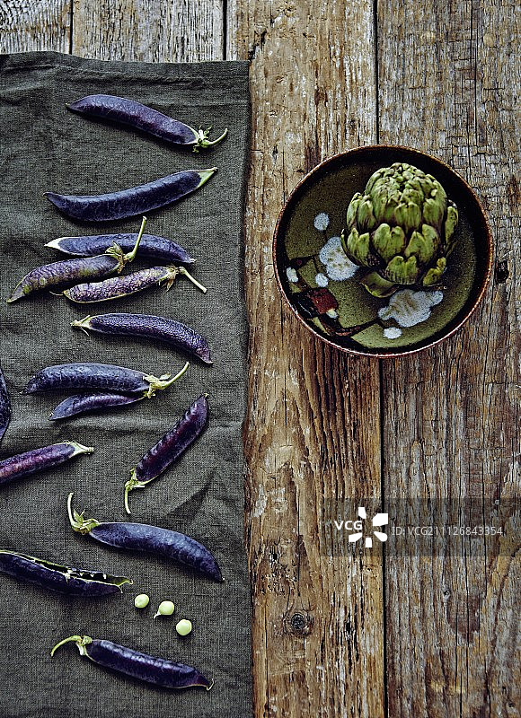 紫色豌豆荚和朝鲜蓟图片素材