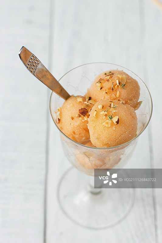 甜瓜冰沙搭配碎坚果图片素材