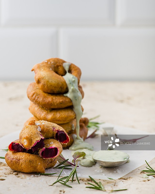 甜菜根贝涅饼配蓝纹奶酪酱图片素材