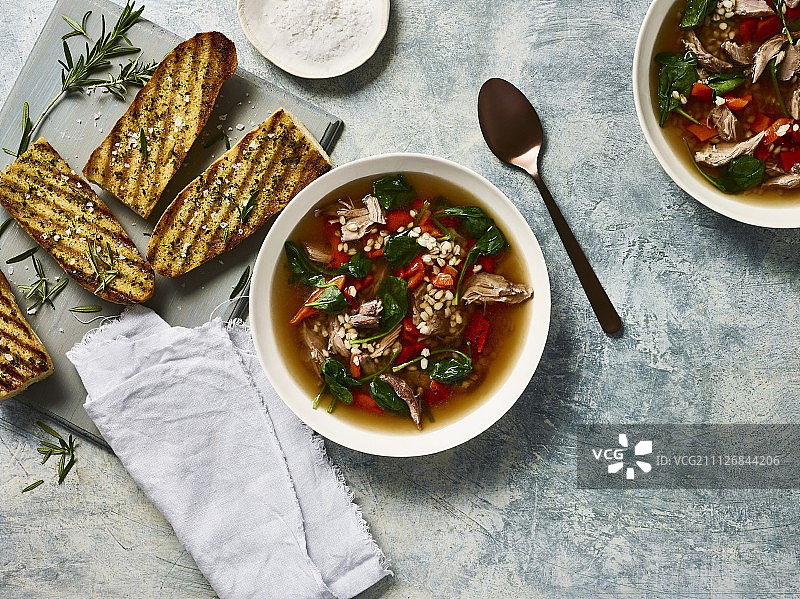 大麦迷迭香羊肉汤配意式烤面包图片素材