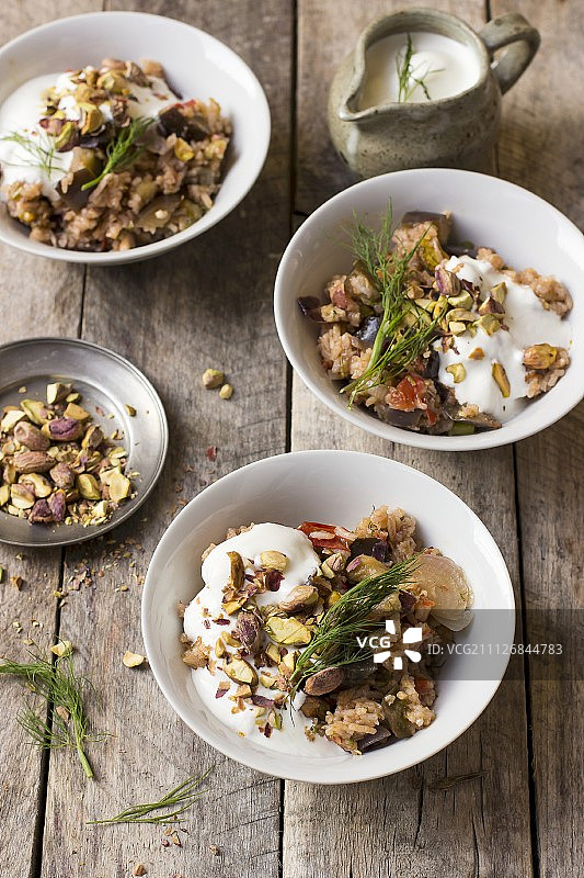 茄子抓饭配酸奶、莳萝和开心果图片素材