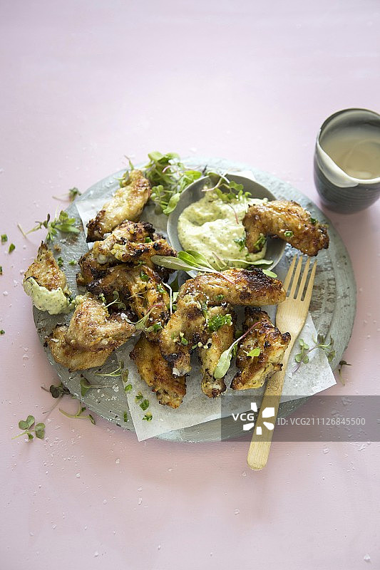 搭配牛油果和香草蛋黄酱的腌制鸡翅图片素材