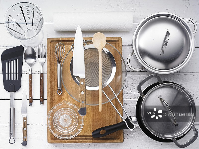 制作培根卷鸡胸肉和球芽甘蓝粗麦粉的厨房用具图片素材