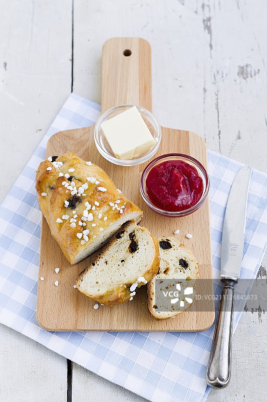 带有糖粒和果酱的葡萄干面包图片素材