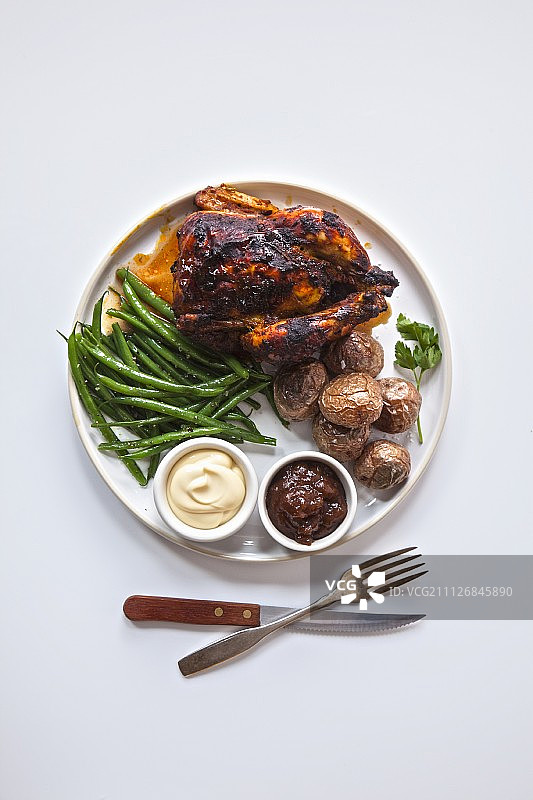 烤鸡、烤土豆、青豆配烧烤酱和蛋黄酱图片素材