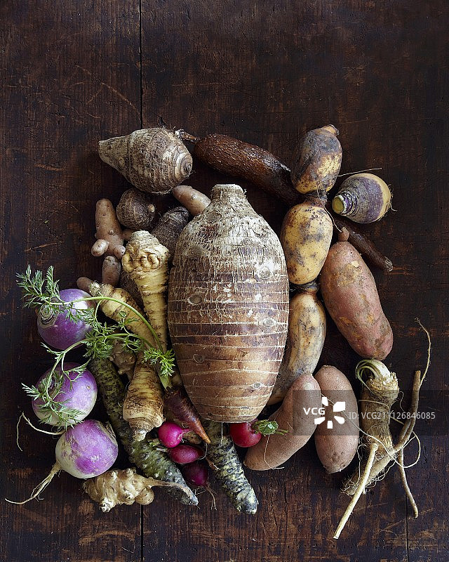 木质表面的什锦根类蔬菜图片素材