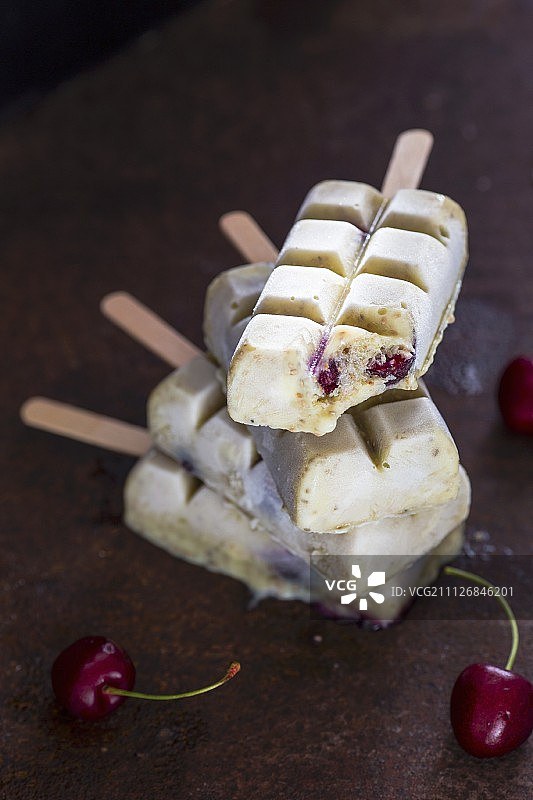 香草、樱桃和奇亚籽冰棒图片素材