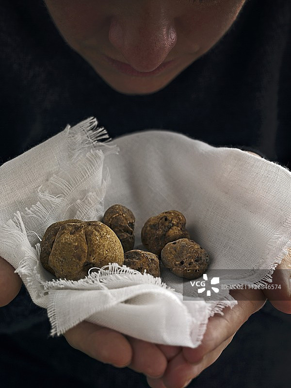 白色布上的白色松露图片素材