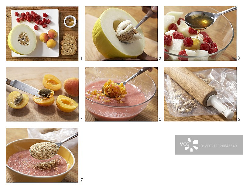 正在制作的含脆皮碎的冰镇水果汤图片素材