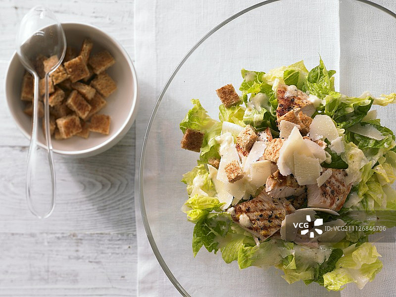 罗马生菜配柠檬炸肉排、面包丁和帕尔马干酪图片素材