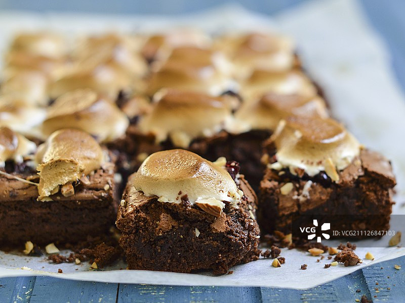 烘焙纸上的岩石路布朗尼图片素材