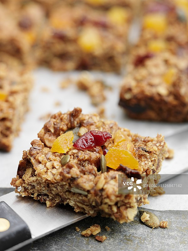 含干果的无麸质燕麦棒图片素材