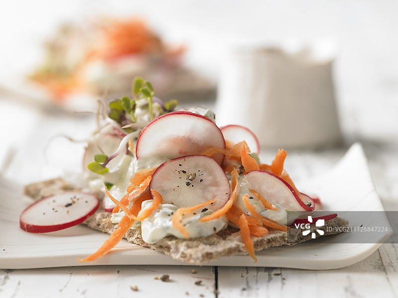 黄瓜凝乳和萝卜脆面包图片素材