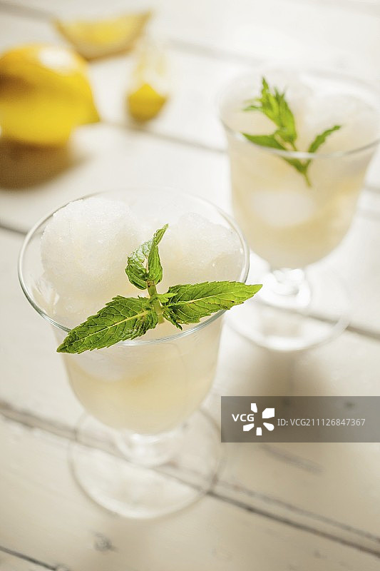 柠檬冰沙与薄荷叶图片素材