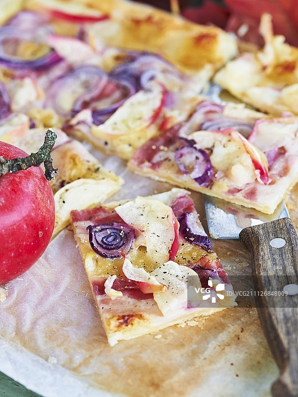 苹果洋葱培根香辣酥皮烤盘蛋糕图片素材