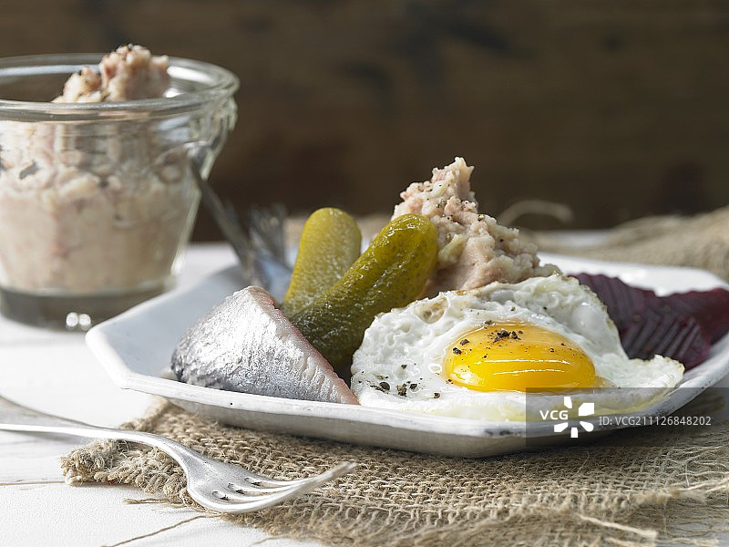 德式腌鲱鱼鸡蛋甜菜根烩肉图片素材