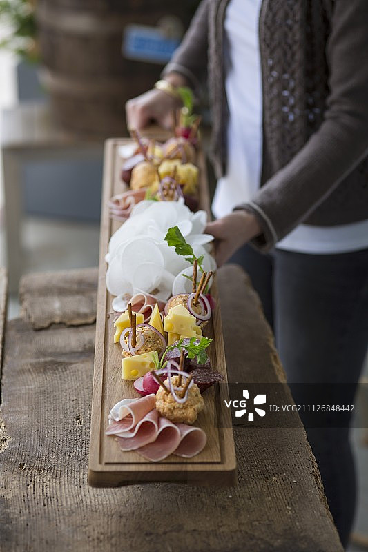 慕尼黑啤酒节上的奶酪、巴伐利亚奶酪酱、萝卜和火腿拼盘图片素材
